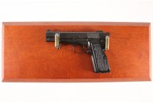Replika pistolet Browning HP 35 na tablo Denix model 1235+TM+35