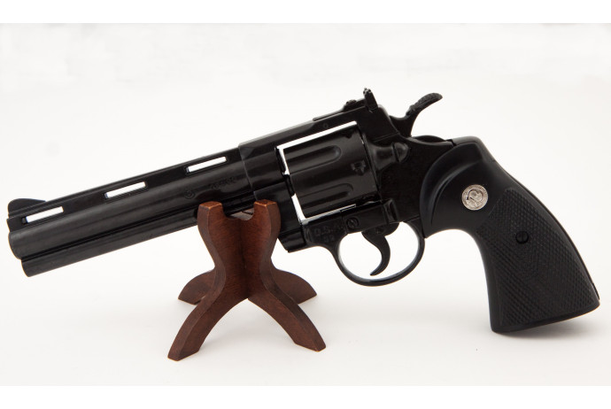 Replika amerykański rewolwer Python na stojaku Denix model 1050+800