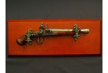 REPLIKA NA TABLO NIEMIECKI PISTOLET SKAŁKOWY DENIX MODEL 1260G+TM+11G