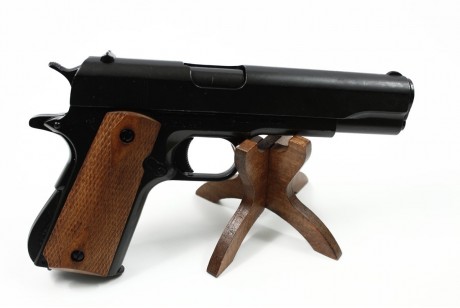 Replika pistolet M1911A1.45 na stojaku Denix model 8312+800