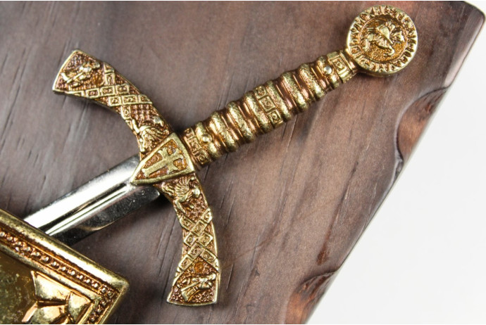 tarcza z herbem i dwoma mieczami denix model 579